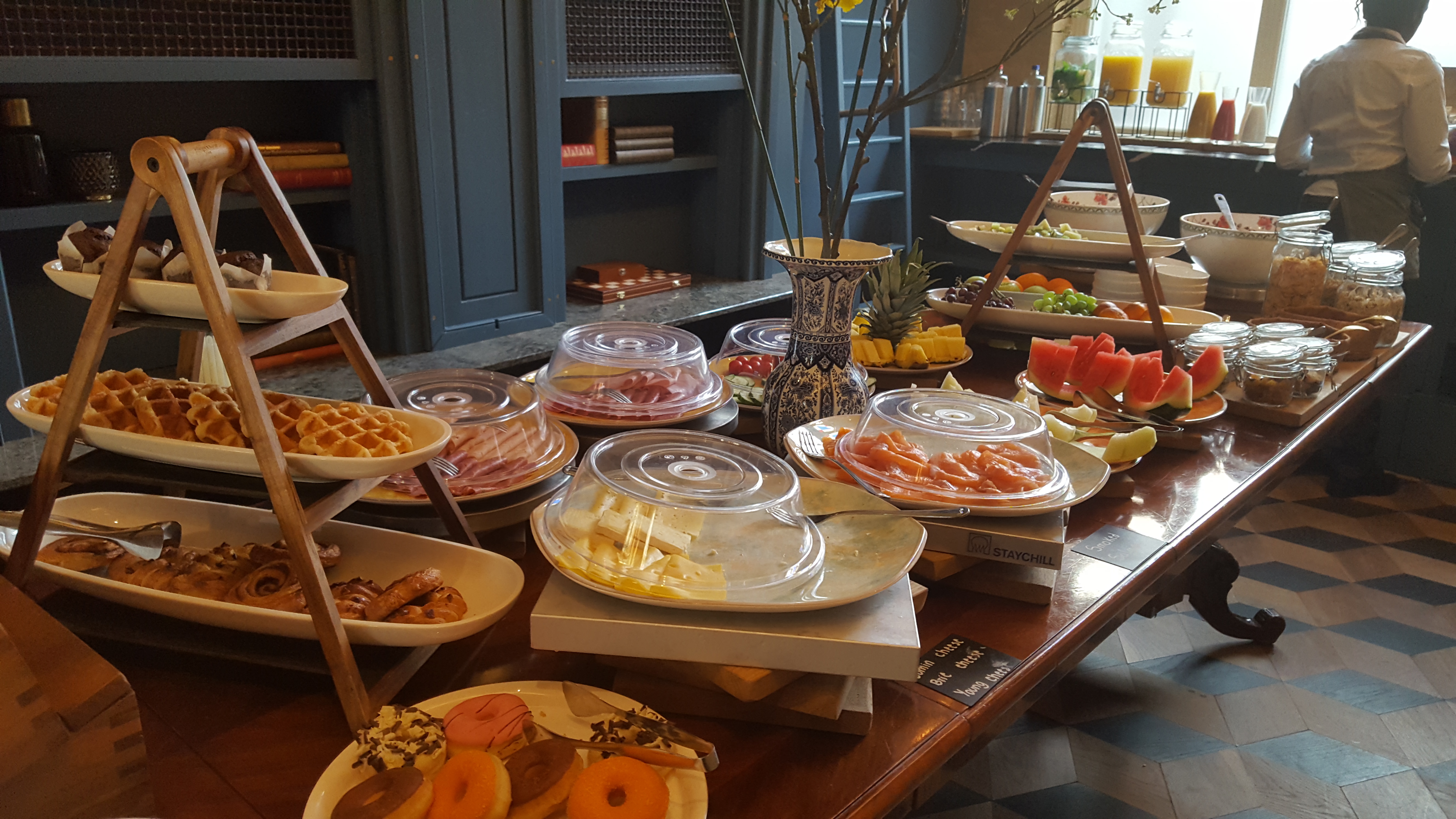 Uitgebreid luxe ontbijtbuffet bij Indigo hotel